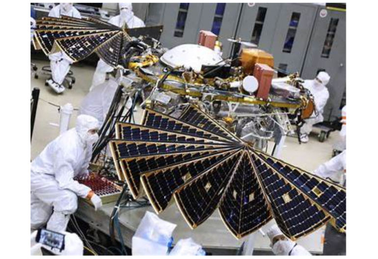 mảng pin của tàu InSight trong quá trình thử nghiệm triển khai